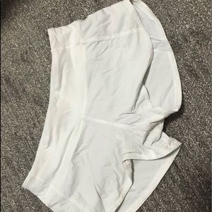 WHITE LULULEMON SHORTS. Speed up size 2 and 2.5”